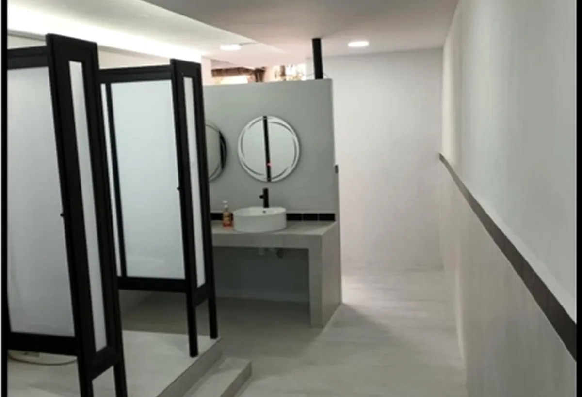 Baños rehabilitados junto a la pista del Comité Olímpico Mexicano