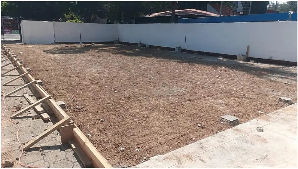 Preparación de terreno y armado para una obra deportiva